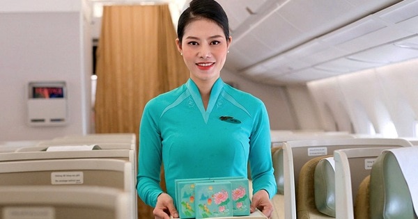 Khách bay Vietnam Airlines được thưởng thức bánh trung thu đặc biệt- Ảnh 1.